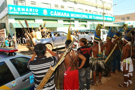 ndios cercam prdio da Cmara em Tangar; PM faz cordo de isolamento, no centro