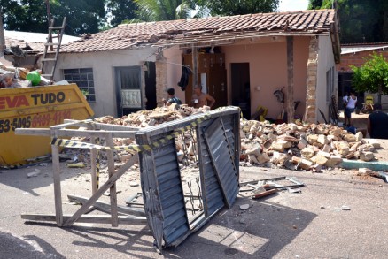 Bandidos bateram em carro, que voou para dentro de uma casa no local