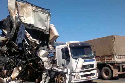 Parte de um dos caminhes que ficou destrudo, aps o acidente na Serra de So Vicente