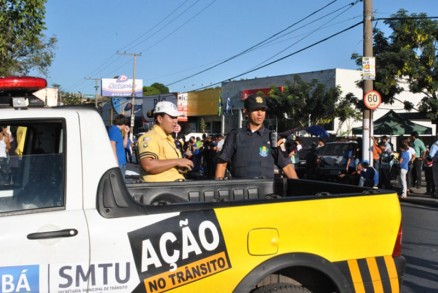 Agentes de trnsito orientaram motoristas sobre a forma correta de transportar as crianas nos carros