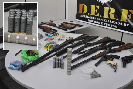 Parte das armas apreendidas pela Polcia; no detalhe, munio de alto calibre e um silenciador