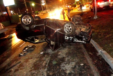 Com trs passageiros, o Gol capotou na Avenida da FEB, em Vrzea Grande