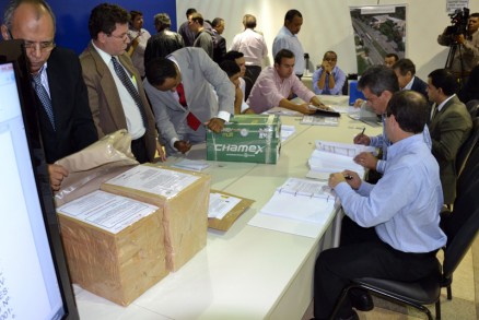 Tcnicos abrem as propostas dos consrcios que disputam as obras do VLT