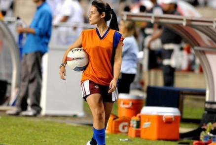 A gandula Fernanda observa o jogo aps ter 'ajudado' no gol