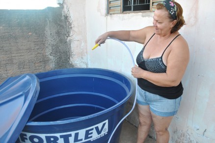 Moradora do Tijucal mostra caixa-d'gua vazia aps falha na ETA Tijucal; soluo  gua da chuva