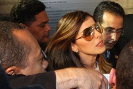 Andressa Mendon�a, a mulher de Cachoeira, � assediada no Congresso Nacional