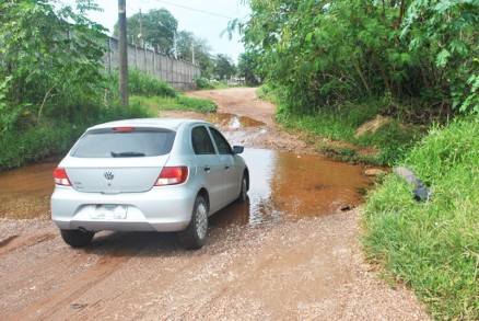 Avenida Itaparica, no Coxip, que tem at atoleiros, vai ganhar asfalto e ser opo de desbloqueio