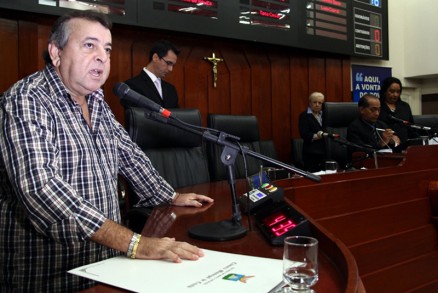 Dorileo recebe moo pelos 22 anos do Grupo Gazeta, na Cmara Municipal de Cuiab