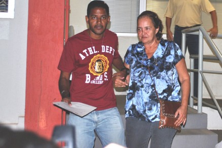 Policial civil conduz Magda Curvo  priso feminina, aps depoimento  Polcia Fazendria