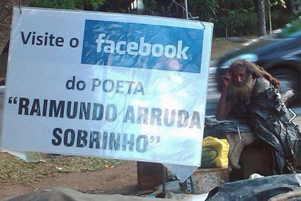 Shalla montou uma placa para promover a pgina de Raimundo no Facebook