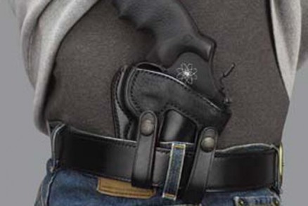 Rapaz ir responder em liberdade por porte ilegal de arma de fogo
