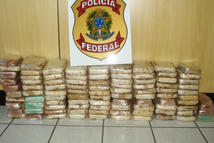 A quadrilha escondia a maconha e a cocana em pneus de trator; atuao era em oito Estados