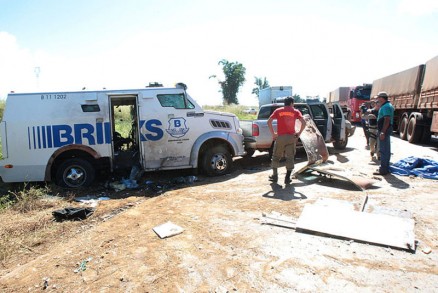 O assalto aconteceu na sexta-feira, quando a quadrilha explodiu um carro-forte, na BR-163