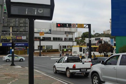 Desde o comeo da madrugada, os termmetros comearam a oscilar, na Capital