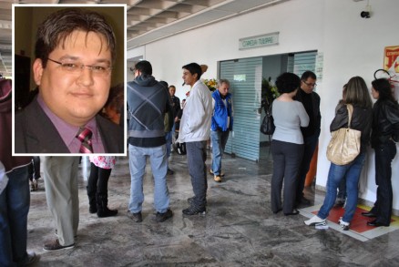Familiares e amigos prestam a ltima homenagem ao advogado Franco, morto em acidente