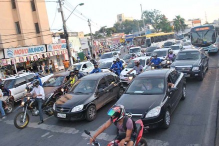 Trnsito no Centro da Capital, no meio da tarde: congestionamento no acontece apenas em "horrios de pico"