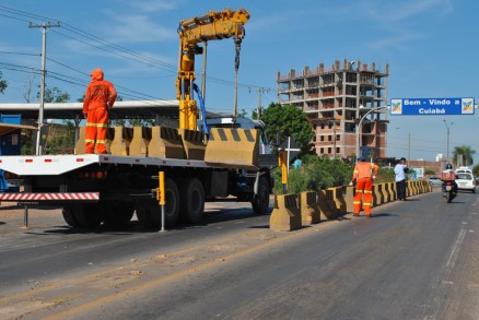 Caminhes-guincho e operrios retiram cerca de 100 blocos de concreto da MT-251