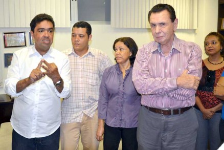 O pr-candidato Tot Parente ao lado de Bezerra e membros do PC do B