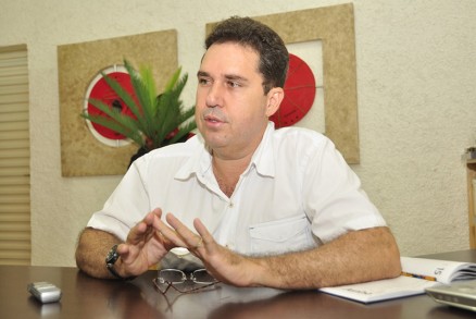 Tio da Zaeli, que, mesmo com desgastes e herana de Murilo, vai para a disputa