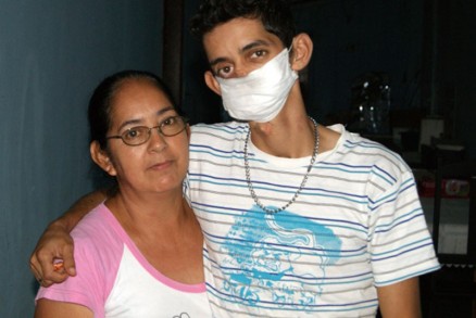 Graas  campanha na internet, Oziel (com a me, Namir) poder fazer cirurgia de reconstruo facial