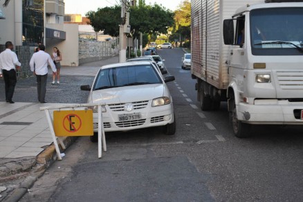 Carros estacionados ao longo da Avenida Lava Ps: SMTU promete aumentar fiscalizao