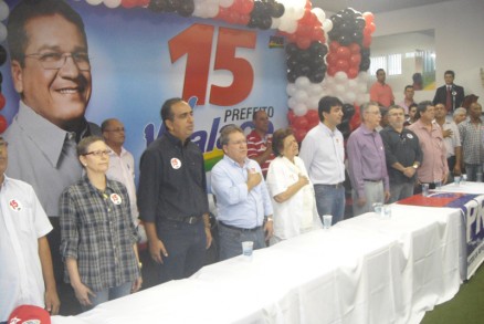 Walace (de camisa azul) em sua conveno: promessa de campanha propositiva, sem ataques