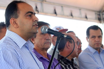 Vuolo sendo observado plo governador Silval Barbosa