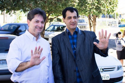 Brito e o pastor Paulo Roberto, em gesto, simbolizam o nmero 55, do PSD