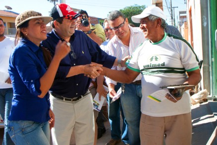 Francis da Cometa promete "colar" em Silval e Maggi, durante campanha