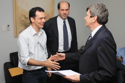 Stbile recebe o Plano de Governo das mos de Ldio, com Faiad ao lado