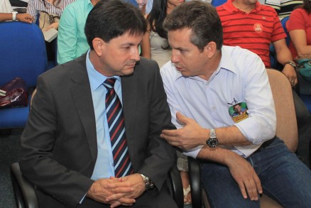 Carlos Brito e Mauro Mendes conversam durante debate no Crea, na campanha eleitoral em 2012