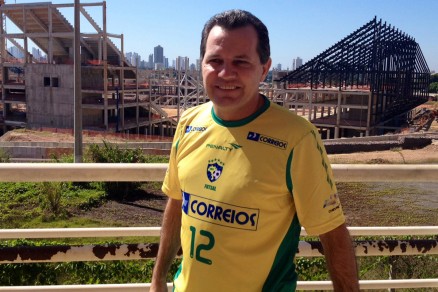 O governador Silval Barbosa posa para foto na Arena Pantanal: "pensando grande"