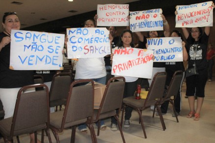 Funcionrios protestam, durante reunio do Conselho Estadual de Sade