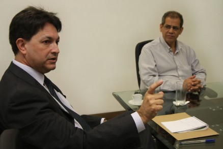 Secretrio Mauricio Guimares informa a Carlos Brito sobre as obras da Copa