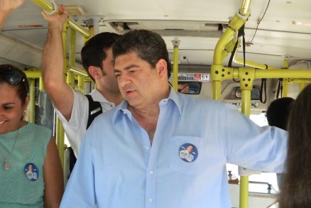 Guilherme Maluf passeia de nibus por Cuiab, mas evitou os horrios de pico, quando os veculos esto lotados