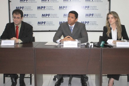 Promotor e procuradores durante coletiva, para explicar a ao 
