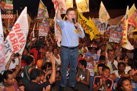 Mauro Mendes discursa em bairro da periferia de Cuiab: perfil de gestor ser explorado na propaganda