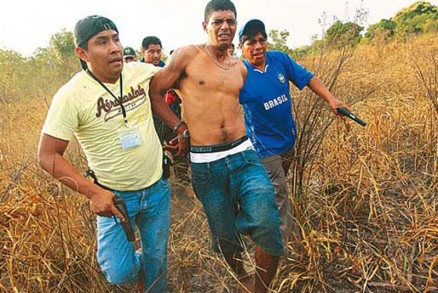 Um dos queimnados vivos, Rafael Dias, � levado por bolivianos, ap�s ser retirado da cadeia de San Mathias
