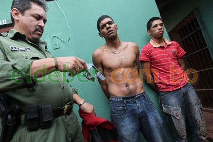 Brasileiros foram retirados de dentro de cela, onde estavam presos, em San Mathias, e queimados vivos 