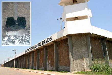 No detalhe, o buraco aberto com a exploso, por onde 22 assaltantes fugiram de Pascoal Ramos