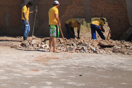Peritos observam local onde muro da Penitenciria Central foi dinamitado por quadrilha