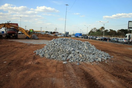 Obras para construo da Trincheira do KM Zero causam interdio na Avenida da FEB