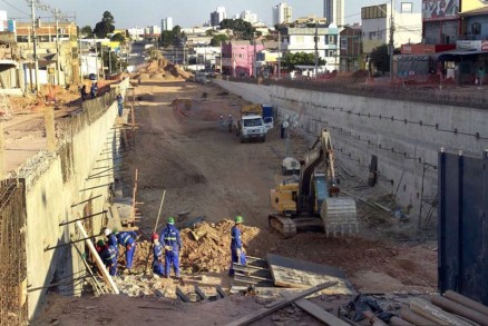 Obras na Perimetral: via dever ter trnsito liberado apenas em dezembro de 2013