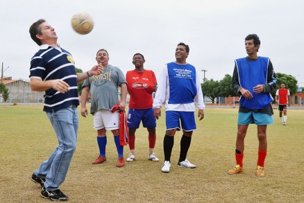 Mauro Mendes diz ter planos para fortalecer projeto "Bom de Bola, Bom de Escola"