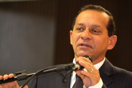 Jos Domingos aparecia na propaganda da coligao adversria de seu partido