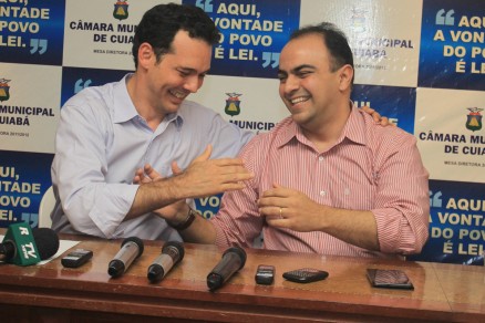 O candidato Ldio Cabral cumprimenta Vuolo: nova adeso