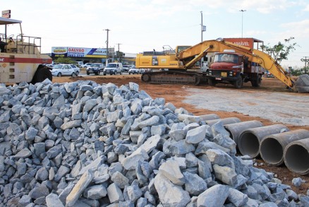 Obras do VLT na Avenida da FEB, em Vrzea Grande: obra pode ser paralisada novamente