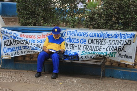Funcionrios em greve esto reunidos na Praa da Repblica, em Cuiab