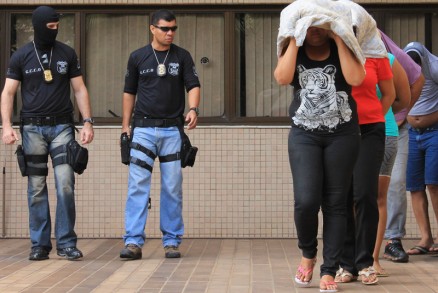 Polcia prende oito pessoas e recuperou 400 cartes, dos quais 178 ainda no haviam sido desbloqueados