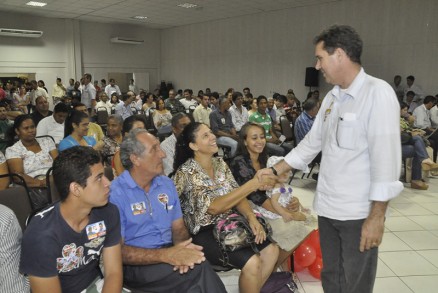 Tio da Zaeli cumprimenta empresrios